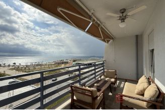 012 2046 112 Split Elegant apartment with sea view for rent