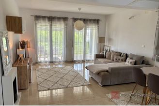 008 2049 75 Zadar Spacious two bedroom apartment for sale