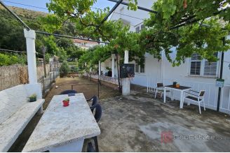 009 1029 03 Dubrovnik House in the centre with sea view for sale