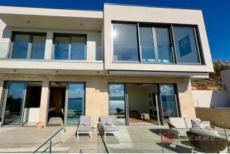 014 2029 110 Omis Villa with pool and sea view for sale