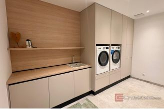 014 2029 110 Omis Villa with pool and sea view for sale