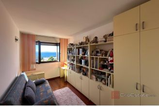 016 2035 300 Split Meje Three bedroom apartment with open sea view for sale