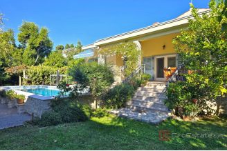 017 2031 216 kastela house with pool for sale
