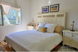 017 2031 216 kastela house with pool for sale