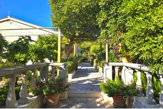 017 2031 216 kastela house with pool for sale