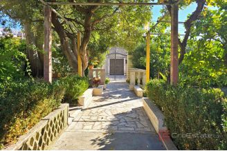 017 2031 216 kastela house with pool for sale