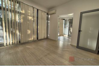 001 2016 682 split commercial space in attractive location for rent