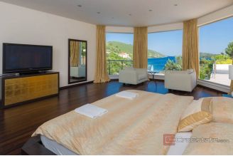 19 2013 244 Korcula villa seafront for sale