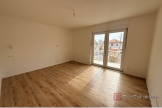 001 2043 190 Split Visoka Renovated apartment with spacious terrace for sale