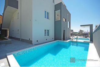 001 2052 92 Makarska three bedroom apartment in the centre for sale