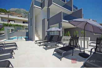 009 2052 92 Makarska three bedroom apartment in the centre for sale
