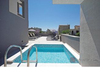 009 2052 92 Makarska three bedroom apartment in the centre for sale
