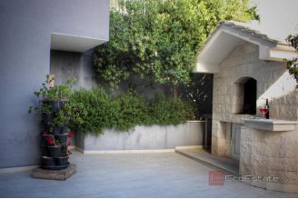 009 2052 92 Makarska three bedroom apartment in the centre for sale