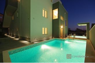 009 2052 92 Makarska three bedroom apartment in the centre for sale