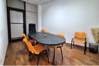004 2016 685 split office space in office building for rent
