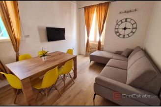 013 2035 306 Split Center Three story house for sale