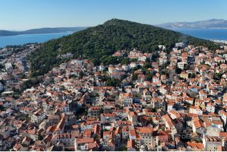 013 2035 306 Split Center Three story house for sale