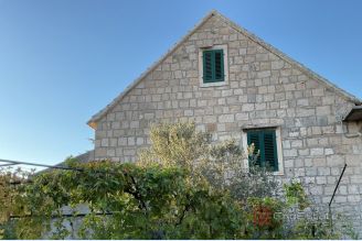 001 2052 95 Omis House first row to the sea for sale