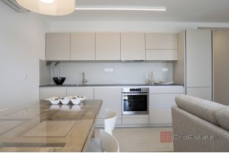 010 2049 79 Split Trstenik Two bedroom apartment with panoramic sea view for rent
