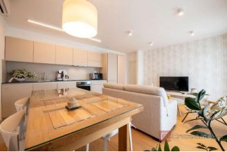 010 2049 79 Split Trstenik Two bedroom apartment with panoramic sea view for rent