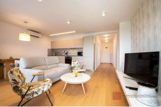 010 2049 79 Split Trstenik Two bedroom apartment with panoramic sea view for rent