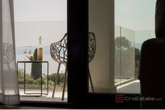 010 2049 79 Split Trstenik Two bedroom apartment with panoramic sea view for rent