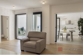 007 2049 80 Split Trstenik Modern apartment with sea view for rent