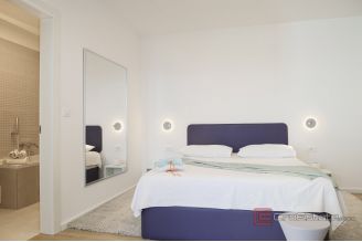 007 2049 80 Split Trstenik Modern apartment with sea view for rent