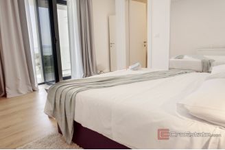 007 2049 80 Split Trstenik Modern apartment with sea view for rent
