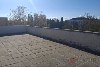 009 2031 219 Split Apartment with parking in Bacvice for sale
