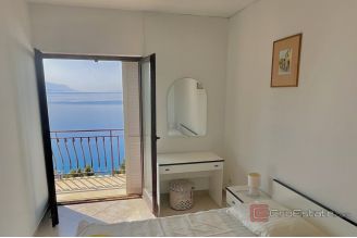 012 2048 51 Omis Apartment house in the first row to the sea for sale