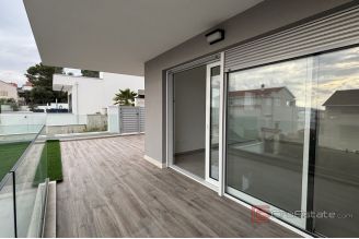 013 2035 307 Trogir Modern two bedroom apartment with spacious terrace for sale