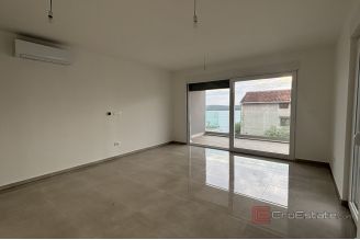 013 2035 307 Trogir Modern two bedroom apartment with spacious terrace for sale