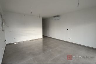 013 2035 307 Trogir Modern two bedroom apartment with spacious terrace for sale