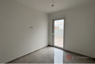 013 2035 307 Trogir Modern two bedroom apartment with spacious terrace for sale