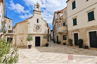 005 2051 49 Newly decorated three bedroom apartment town centre for sale