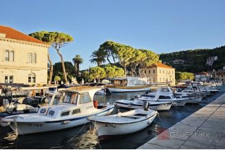 005 2051 49 Newly decorated three bedroom apartment town centre for sale