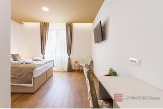 015 2046 121 Split Manus Five modernly decorated units for sale