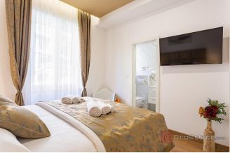 015 2046 121 Split Manus Five modernly decorated units for sale