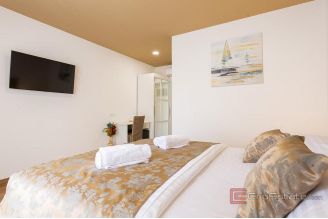 015 2046 121 Split Manus Five modernly decorated units for sale