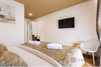 015 2046 121 Split Manus Five modernly decorated units for sale