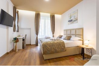 015 2046 121 Split Manus Five modernly decorated units for sale