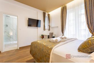 015 2046 121 Split Manus Five modernly decorated units for sale