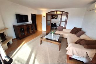 014 1021 38 Krk House with a pool near the sea for sale