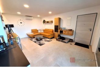 011 1021 40 Krk Two bedroom apartment near the sea for sale