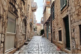006 2051 51 island hvar business space in city center for rent