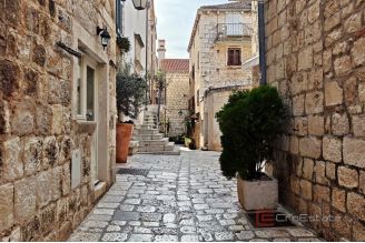 006 2051 51 island hvar business space in city center for rent