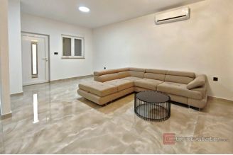 012 2051 53 Split Znjan Modern and fully renovated apartment for sale