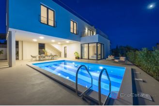 017 5455 30 Rogoznica Villa with pool near the beach for sale