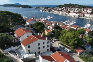 006 1030 02 Losinj Apartment near the sea and centre for sale